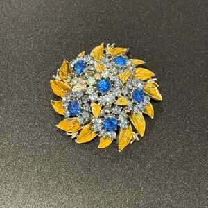 Vintage Estate 2” Silver Tone Prong Set Shades Of Blue Rhinestones Raised Brooch
